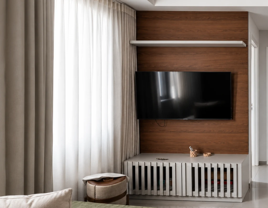 Painel de TV planejado com rack